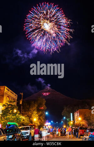 Leute beobachten, die am 4. Juli Feuerwerk am "Berg von der Hauptstraße in Salida, Colorado, USA, gesehen Stockfoto
