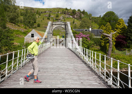 Eine Hängebrücke über den Fluss oich an der Brücke von Oich, in der Nähe von Fort Augustus, Schottland, Großbritannien. Stockfoto