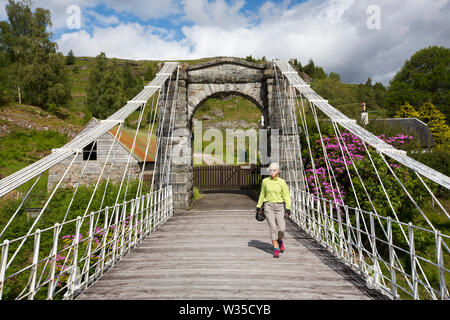 Eine Hängebrücke über den Fluss oich an der Brücke von Oich, in der Nähe von Fort Augustus, Schottland, Großbritannien. Stockfoto