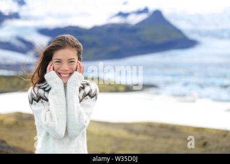 Asiatische frau portrait von Gletscher auf Island isländische Pullover tragen. Wanderer touristische Mädchen lächelnd niedlich in der Natur durch die gletscherlagune/See der Fjallsarlon, vatna Gletscher Vatnajökull National Park. Stockfoto