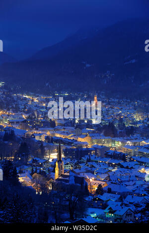 Beleuchtete Stadt Garmisch-Partenkirchen bei kalten Winternacht Stockfoto