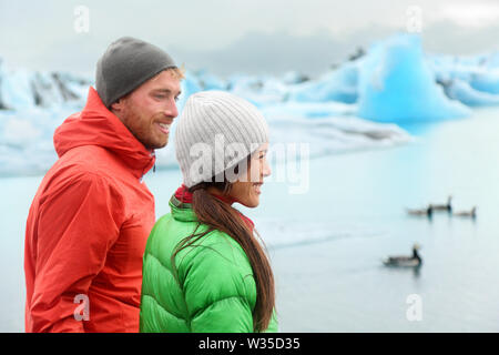 Wandern Leute, die Gletscherlagune Jokulsarlon/Glacier Lake auf Island. Gerne Touristen auf Reisen genießen Sie einen wunderschönen isländischen Natur Landschaft im Rand von Vatnajökull National Park. Stockfoto