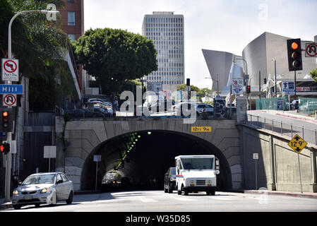 LOS ANGELES, CA/USA, 6. Juni 2018: Die Zweite Straße Tunnel in Los Angeles, ein beliebter Drehort mit der Walt Disney Concert Hall im Hintergrund Stockfoto