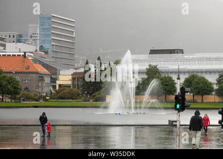 Der Brunnen in Lille (Lungegårdsvannet Smålungeren), einem kleinen See im Zentrum von Bergen, Norwegen, an einem regnerischen Sommertag. Stockfoto