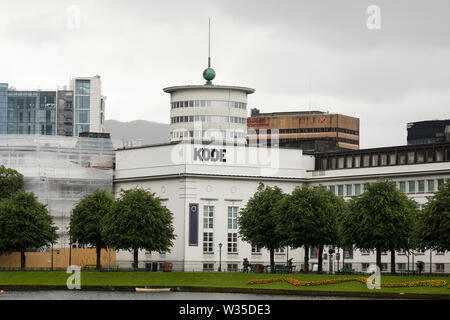 Der KODE 4 Art Museum entlang Lille Lungegårdsvannet See im Zentrum von Bergen, Norwegen. Stockfoto