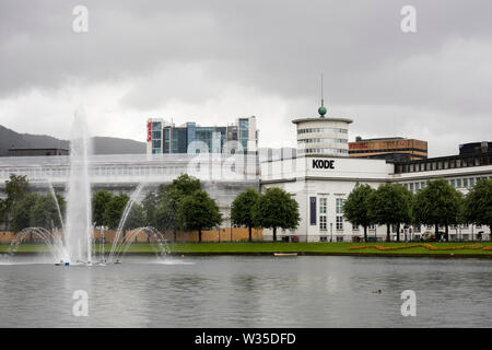 Der Brunnen in Lille (Lungegårdsvannet Smålungeren), einem kleinen See im Zentrum von Bergen, Norwegen, vor dem Kode 4 Art Museum. Stockfoto