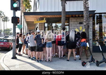 Venedig, CA/USA - Juli 5, 2019: Leute richten Bei einer Limonade Stand auf Abbot Kinney Boulevard am ersten Freitag Feier Stockfoto