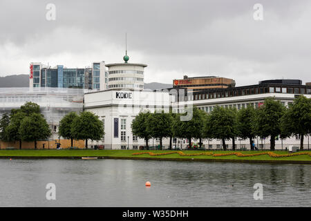 Der Kode 4 Art Museum, auf Lille Lungegårdsvannet (Smålungeren), einem kleinen See im Zentrum von Bergen, Norwegen, an einem regnerischen Tag. Stockfoto