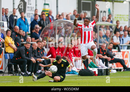 Eindhoven, Niederlande. 12. Juli, 2019. OOSTERHOUT, 12-07-2019, PSV-Aris Saloniki. Vor der Saison 2019-2020. Freundschaftsspiel. PSV Spediteur Steven Bergwijn (R) während des Spiels PSV-Aris Saloniki. Credit: Pro Schüsse/Alamy leben Nachrichten Stockfoto