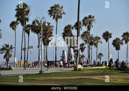 Venedig, CA/USA - Juli 5, 2019: Touristen, Skateboarder an der Drum Circle in Venice Beach Stockfoto