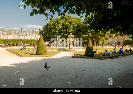 Touristen im Sommer Hitze an, Place de Vosges, Paris, Frankreich. Stockfoto