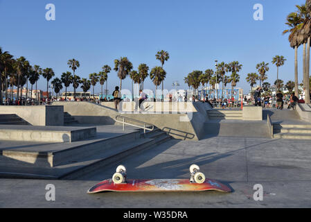 Venedig, CA/USA - Juli 5, 2019: Der berühmte Venice Beach Skatepark mit der Promenade in der backgroun Stockfoto