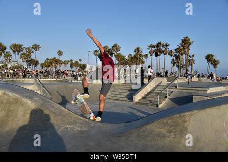 Venedig, CA/USA - Juli 5, 2019: Junge Skateboarder am berühmten Venice Beach Skate Park Stockfoto