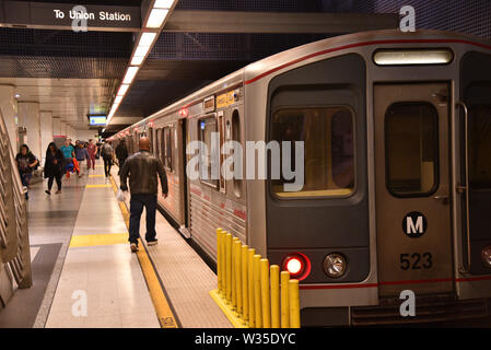 LOS ANGELES, CA/USA, 24. November 2018: die Passagiere der Los Angeles Metro U-Bahn einsteigen Stockfoto