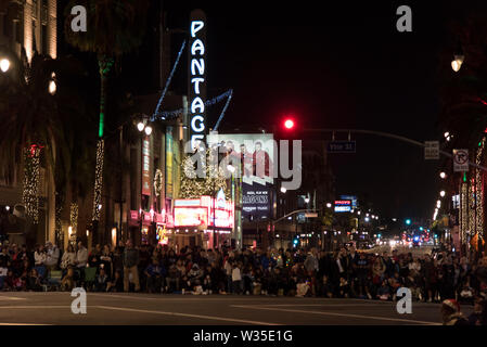 LOS ANGELES, CA/USA - November 24, 2018: Menschenmassen warten auf die Hollywood Christmas Parade durch die Pantages Theater Stockfoto