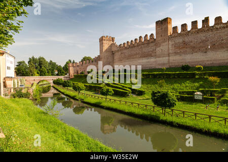Blick auf die mittelalterlichen Mauern und Graben der Stadt Cittadella, Provinz Padua, Italien Stockfoto