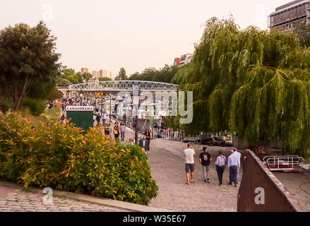 Promenade Paris, Boote und Yachten am Hafen, Jardin du Port de l'Arsenal, öffentlicher Park an der Canal St. Martin, Paris, Frankreich. Stockfoto