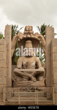 Ugra Narsimha Narsimha oder Lakshmi Tempel in Hampi. Der Mann - lion Avatar von Vishnu - in einem Yoga Position eingerastet Stockfoto