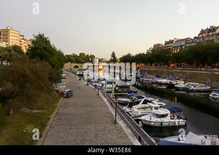 Promenade Paris, Boote und Yachten am Hafen, Jardin du Port de l'Arsenal, öffentlicher Park an der Canal St. Martin, Paris, Frankreich. Stockfoto
