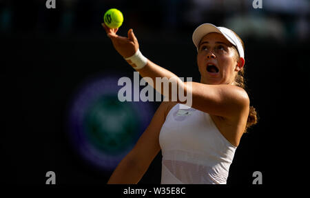 Jelena Ostapenko im gemischten Doppel Halbfinale Spiel am Tag elf der Wimbledon Championships in der All England Lawn Tennis und Croquet Club, London. Stockfoto