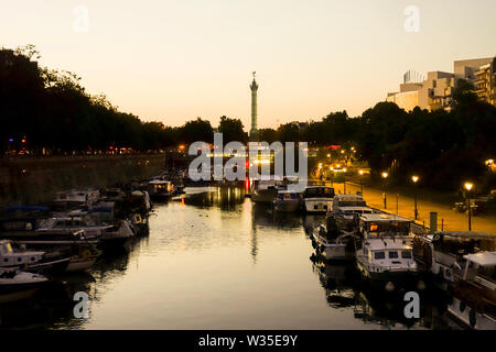 Boote und die U-Bahnstation Bastiller, Jardin du Port de l'Arsenal, öffentlicher Park an der Canal St. Martin, Paris, Frankreich. Stockfoto