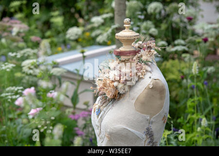 Die Naturecraft Garten und imaginierte Garten eine grüne Hexe auf RHS Hampton Court Flower Show 2019. Hampton Court, Surrey, England Stockfoto