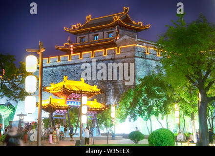 August 17, 2015. Xian, China. Die beleuchtete yongning Xi yuan Tor mit Menschen um es Nachts in Xian, Provinz Shaanxi China Stockfoto