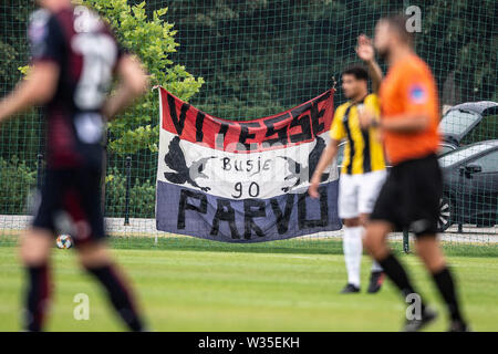 Opalenica, Polen. 12. Juli, 2019. OPALENICA, 12-07-2019, deutscher Fußball, Eredivisie, Saison 2019/2020, trainingcamp, freundlich, Flagge von Vitesse während des Spiels Pogon Stettin - Vitesse 2-1 Credit: Pro Schüsse/Alamy leben Nachrichten Stockfoto