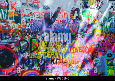 Prag, Tschechische Republik - 27 Juni 2019: Berühmte Lennon Wall in der tschechischen Hauptstadt. Beliebte Sehenswürdigkeiten und touristische Attraktion. Street Art. Praga, Tschechien, Europa. Stockfoto