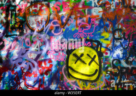 Prag, Tschechische Republik - 27 Juni 2019: Berühmte Lennon Wall in der tschechischen Hauptstadt. Beliebte Sehenswürdigkeiten und touristische Attraktion. Street Art. Praga, Tschechien, Europa. Stockfoto