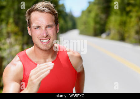 Mann Läufer laufen auf der Straße training, Joggen und Trainieren für Trail laufen Marathon Endurance Rennen. Fitness gesunder Lebensstil Konzept mit männlichen Athleten Trail Runner. Stockfoto