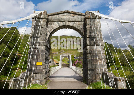 Eine Hängebrücke über den Fluss oich an der Brücke von Oich, in der Nähe von Fort Augustus, Schottland, Großbritannien. Stockfoto