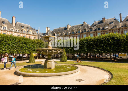 Touristen im Sommer Hitze an, Place de Vosges, Paris, Frankreich. Stockfoto