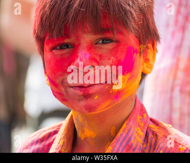 Eine glückliche junge Junge am Hindu Holi Festival in Jaipur Indien bedeckt mit den bunten Pulver (Gula) verwendet das Festival in ganz Indien zu feiern. Stockfoto