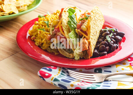 Mexikanische Tacos Huhn mit Reis und Kochbananen Chips Stockfoto