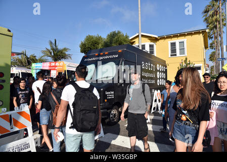 Venedig, CA/USA - Juli 5, 2019: die Menschen in Scharen zu essen Lkw auf Abbot Kinney Boulevard am ersten Freitag Feier Stockfoto