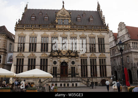 Das Haus Schütting, einem historischen Gebäude, das einst eine Gilde Haus und jetzt ist die Heimat der Handelskammer auf dem Markplatz in Bremen, Deutschland. Stockfoto