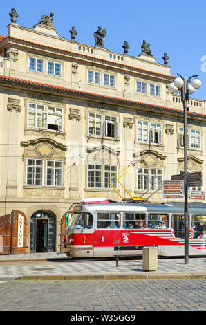 Prag, Tschechische Republik - 27. Juni 2019: Straße in der Altstadt von der tschechischen Hauptstadt. Mala Strana, Kleinseite von Prag. Rote Straßenbahn, Tramway, öffentlicher Verkehr, Leute. Das tägliche Leben. Praha, Tschechien. Stockfoto