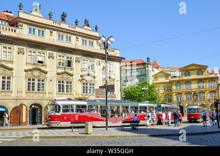 Prag, Tschechische Republik - 27. Juni 2019: Straßen im historischen Zentrum der tschechischen Hauptstadt in Mala Strana, Kleinseite von Prag. Rote Straßenbahn, öffentlicher Verkehr, Leute. Das tägliche Leben. Praha, Tschechien. Stockfoto