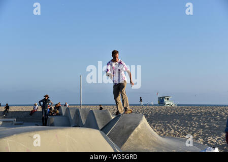 Venedig, CA/USA - Juli 5, 2019: Ein Skateboarder, die Mauer am Venice Beach Skatepark Stockfoto