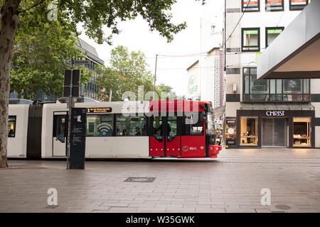Eine Straßenbahn 3, vorbei an der Obernstrasse Christus Juweliergeschäft und Galeria Kaufhof in der Altstadt von Bremen, Deutschland. Stockfoto