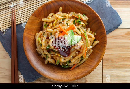 Wokgemüse kimchi Udon Noodle bokkeum mit frischen Kirby Gurken Karotten und gochujang suace Stockfoto