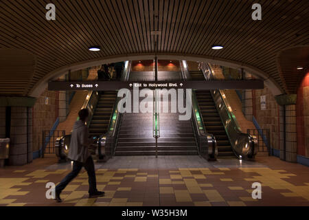LOS ANGELES, CA/USA - November 24, 2018: Treppe und Rolltreppe führenden aus dem Hollywood und Rebe, U-Bahn Station Stockfoto