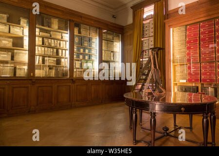 Antike Bücher in der Bibliothek. Innenraum der nationalen Archive Gebäude, das ehemalige Hotel de Soubise, Museum der Französischen Geschichte, Paris, Frankreich. Stockfoto