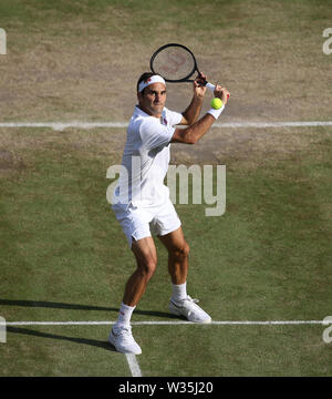 London, Großbritannien. 12. Juli, 2019. Roger Federer (SUI) während seinem Match gegen Rafael Nadal (ESP) in ihren Gentlemen's Singles Halbfinale übereinstimmen. Credit: Andrew Patron/ZUMA Draht/Alamy leben Nachrichten Stockfoto