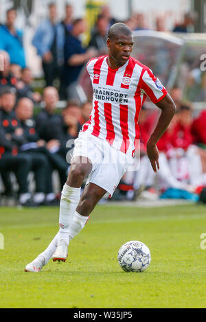 Eindhoven, Niederlande. 12. Juli, 2019. OOSTERHOUT, 12-07-2019, PSV-Aris Saloniki. Vor der Saison 2019-2020. Freundschaftsspiel. PSV defender Denzel Dumfries auf den Ball während des Spiels PSV-Aris Saloniki. Credit: Pro Schüsse/Alamy leben Nachrichten Stockfoto