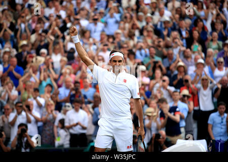 Roger Federer feiert den Sieg nach seinem Spiel gegen Rafael Nadal am 11. Tag der Wimbledon Championships im All England Lawn Tennis und Croquet Club in Wimbledon. Stockfoto