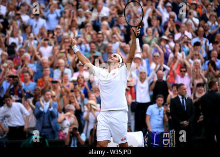 Roger Federer feiert Sieg nach seinem Match gegen Rafael Nadal am Tag elf der Wimbledon Championships in der All England Lawn Tennis und Croquet Club, Wimbledon. Stockfoto