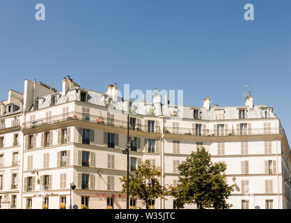 Stil Pariser Gebäude im Haussmann-Stil blockieren. Paris, Frankreich. Stockfoto