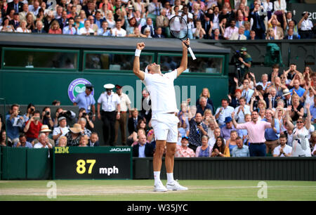 Roger Federer feiert Sieg nach seinem Match gegen Rafael Nadal am Tag elf der Wimbledon Championships in der All England Lawn Tennis und Croquet Club, Wimbledon. Stockfoto